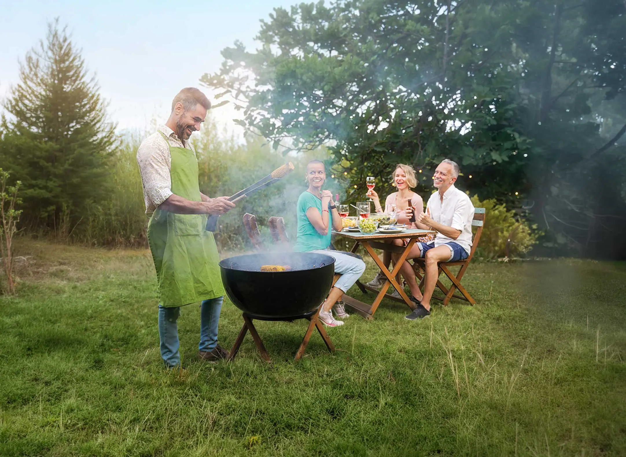 Freunde beim Grillabend im Garten