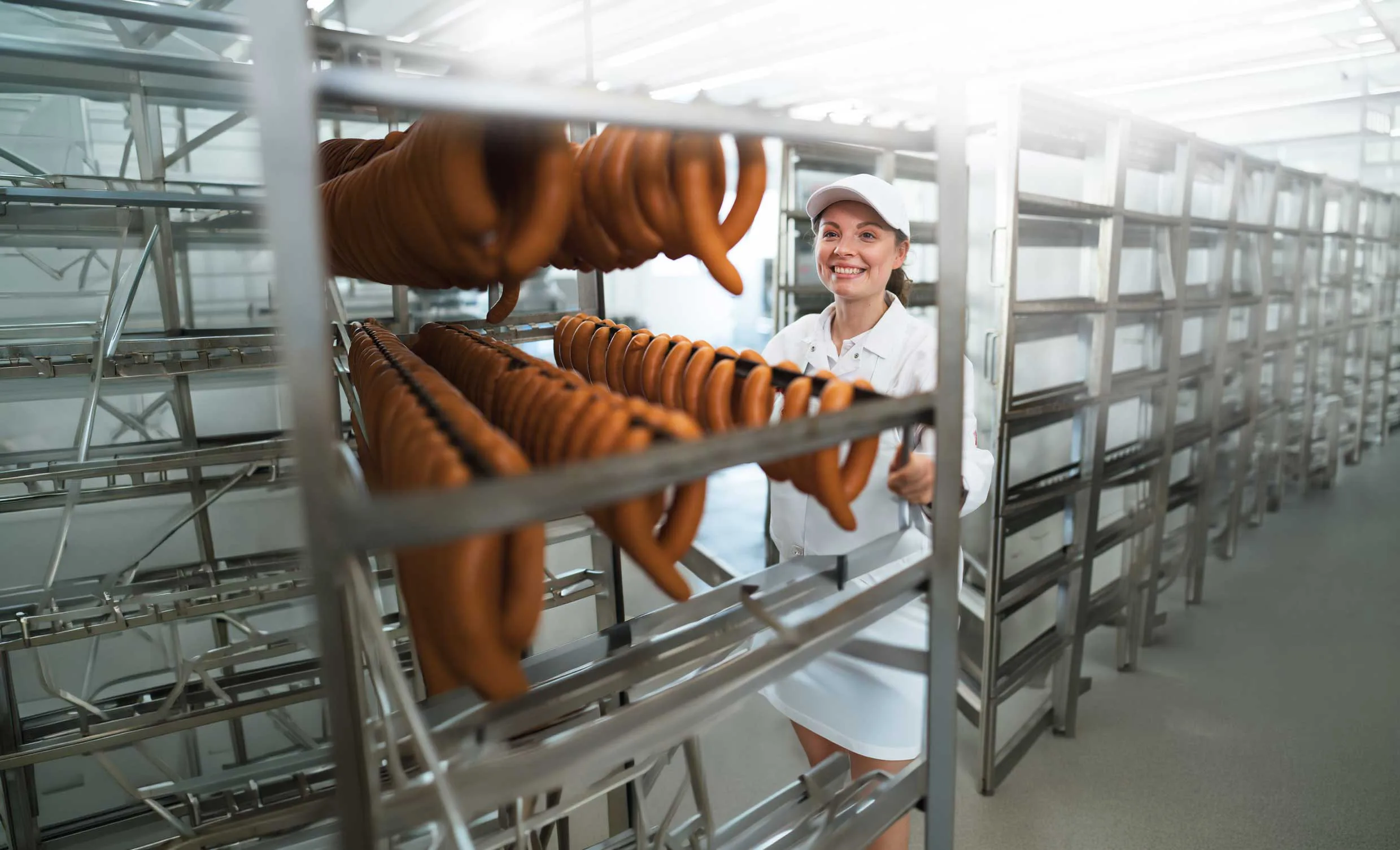 Mitarbeiterin in der Wurst-Produktion von Scheu + Weber